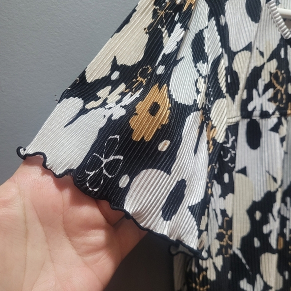 Russell Kemp Crinkled Fabric Short Sleeve Top - Picture 5 of 6